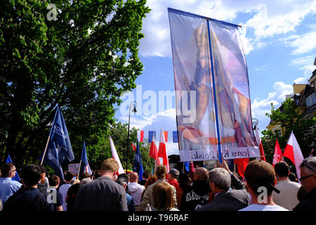 Anti EU-Demonstration von Rechtsextremen Gruppen organisiert, auf dem 15. Jubiläum der Beitritt Polens zur EU, vor 15 Jahren in Polen, Warschau, Polen der EU beigetreten sind Stockfoto