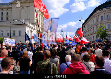 Anti EU-Demonstration von Rechtsextremen Gruppen organisiert, auf dem 15. Jubiläum der Beitritt Polens zur EU, vor 15 Jahren in Polen, Warschau, Polen der EU beigetreten sind Stockfoto