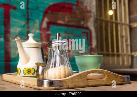 Cute Teekanne oder Kaffeekanne mit Zucker Schüssel und Becher auf einer hölzernen Versuchen auf Holztisch für Perth, Australien bereit. Stockfoto