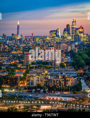 Die Londoner Skyline in der Dämmerung Stockfoto