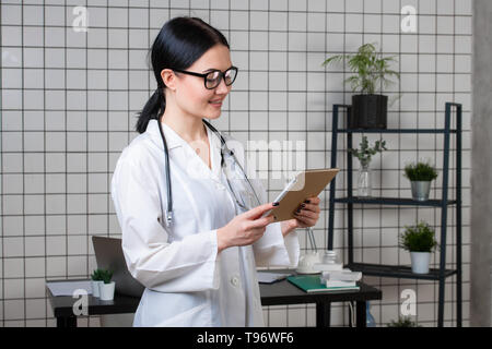 Junge weibliche Krankenschwester mit Tablet Computer im Krankenhaus. Stockfoto