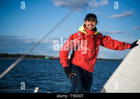 Junger Mann auf Segelschiff, aktiven Lebensstil, Sommer Sport Konzept. Stockfoto