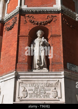 Skulptur von Sir Thomas More im späten 19. Jahrhundert Sir Thomas Morus Haus, gegenüber der Royal Courts of Justice, Carey Street, London. Stockfoto