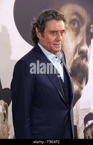 Ian McShane in der HBO 'Deadwood' Der Film Premiere. Gehalten an der den Cinerama Dome in Los Angeles, CA, 14. Mai 2019. Foto: Richard Chavez/PictureLux Stockfoto