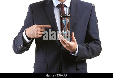 Geschäftsmann mit Sanduhr auf weißem Hintergrund, Nahaufnahme Stockfoto