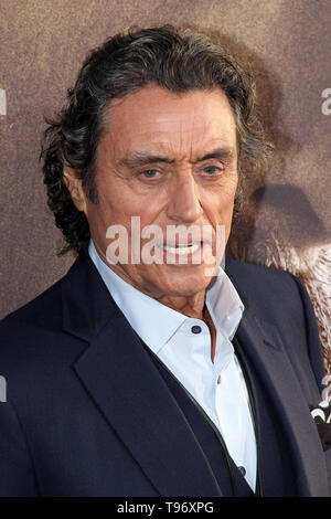 Ian McShane in der HBO 'Deadwood' Der Film Premiere. Gehalten an der den Cinerama Dome in Los Angeles, CA, 14. Mai 2019. Foto: Richard Chavez/PictureLux Stockfoto