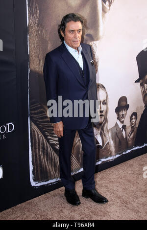 Ian McShane in der HBO 'Deadwood' Der Film Premiere. Gehalten an der den Cinerama Dome in Los Angeles, CA, 14. Mai 2019. Foto: Richard Chavez/PictureLux Stockfoto