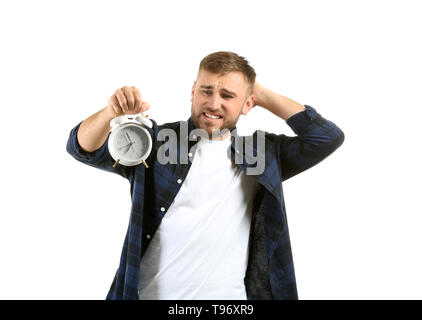 Emotionale Mann mit Wecker auf weißem Hintergrund Stockfoto