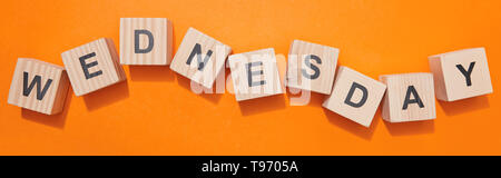 Panorama-aufnahme der Holzwürfel mit Buchstaben auf orange Oberfläche Stockfoto