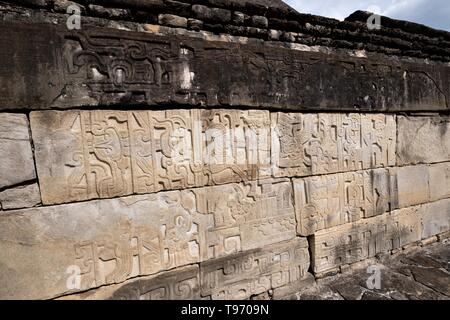 Geschnitzte relief Tafeln an den Wänden des Südens Ballcourt im Präkolumbianischen archäologischen Komplex von El Tajin in Tajin, Veracruz, Mexiko. El Tajín von 600 bis 1200 CE und während dieser Zeit zahlreiche Tempel, Paläste, ballcourts blühte, und die Pyramiden wurden von der Totonac Menschen erbaut und ist eines der größten und wichtigsten Städte der klassischen Ära der Mesoamerika. Stockfoto