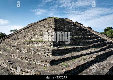 Mesoamerika Pyramide genannt Gebäude 19 in der Arroyo Gruppe an der präkolumbianischen Ausgrabungsstätte von El Tajin in Tajin, Veracruz, Mexiko. El Tajín von 600 bis 1200 CE und während dieser Zeit zahlreiche Tempel, Paläste, ballcourts blühte, und die Pyramiden wurden von der Totonac Menschen erbaut und ist eines der größten und wichtigsten Städte der klassischen Ära der Mesoamerika. Stockfoto