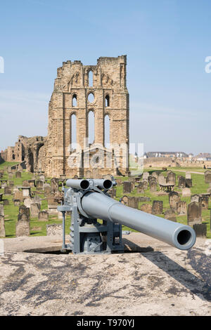 Vickers 6-Zoll Küstenartillerie steißlage Laden gun Tynemouth Batterie mit dem Priorat im Hintergrund, North East England, Großbritannien Stockfoto