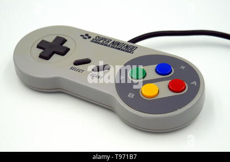 Amsterdam, Niederlande - Dezember 10, 2017: Super Nintendo (SNES) Game Controller. Stockfoto