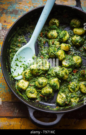 Gnocchi mit Spinat, Pesto & sonnengetrocknete Tomaten Stockfoto