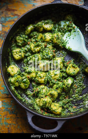 Gnocchi mit Spinat, Pesto & sonnengetrocknete Tomaten Stockfoto