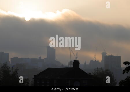 Eine atmosphärische Silhouette von Leeds Skyline in der Entwicklung auf einem Nebelhaften sunrise Stockfoto