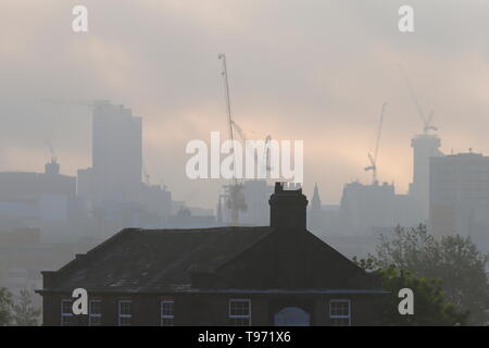 Eine atmosphärische Silhouette von Leeds Skyline in der Entwicklung auf einem Nebelhaften sunrise Stockfoto