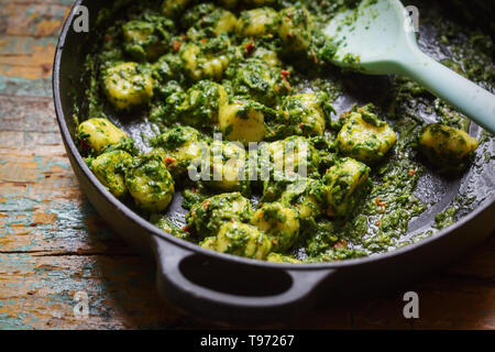 Gnocchi mit Spinat, Pesto & sonnengetrocknete Tomaten Stockfoto