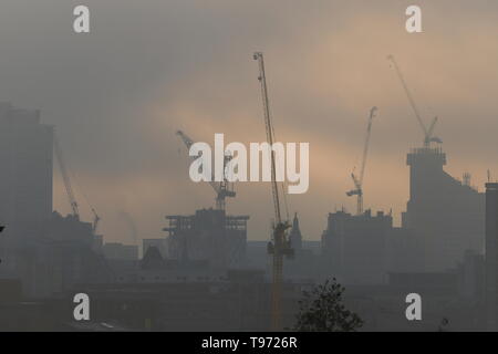 Eine atmosphärische Silhouette von Leeds Skyline in der Entwicklung auf einem Nebelhaften sunrise Stockfoto