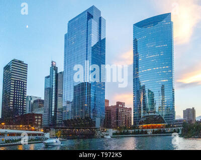 Moderne Bürogebäude an den Ufern des Chicago River an der North Michigan Avenue bei Sonnenuntergang. Stockfoto