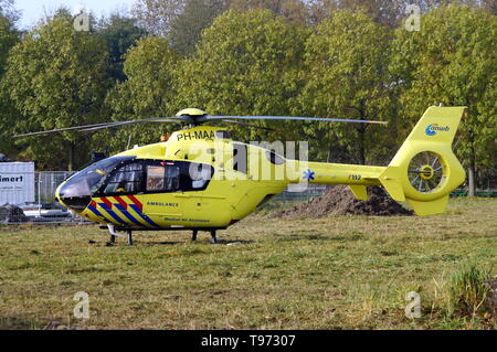 Almere, Flevoland, Niederlande - 30. Oktober 2015: Holländische Krankenwagen Hubschrauber Lifeliner 1. Stockfoto