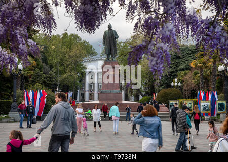 Menschen gehen im Mai Ferien in der Nähe des Denkmals zu Wladimir Lenin, auf die Lenin Embankment in Jalta Stadt installiert, Republik Krim Stockfoto