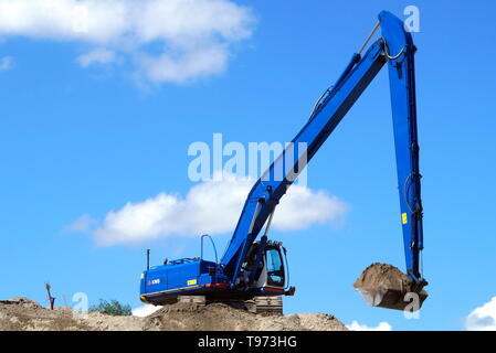 Almere Stad, Flevoland, Niederlande - Juni 8, 2015: Hitachi Raupenbagger an einem sandigen Niederländische Baustelle arbeiten. Stockfoto