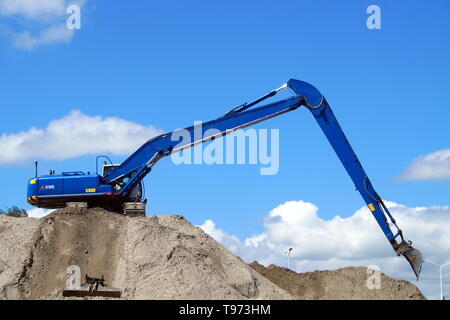 Almere Stad, Flevoland, Niederlande - Juni 8, 2015: Hitachi Raupenbagger an einem sandigen Niederländische Baustelle arbeiten. Stockfoto