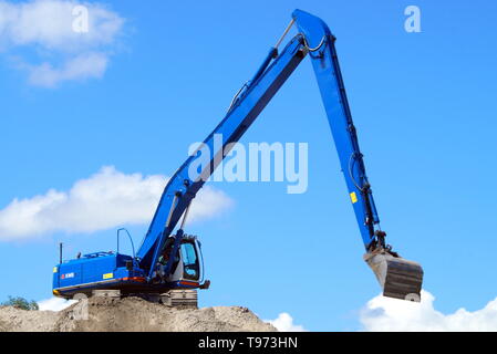 Almere Stad, Flevoland, Niederlande - Juni 8, 2015: Hitachi Raupenbagger an einem sandigen Niederländische Baustelle arbeiten. Stockfoto