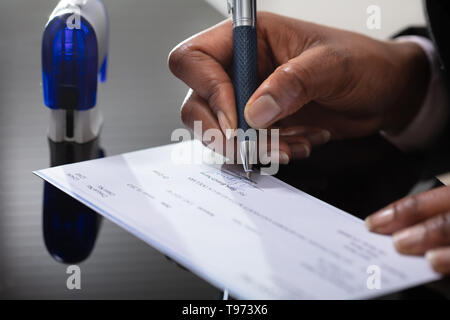 Foto der Unternehmer Hand Unterzeichnen mit Stift prüfen Stockfoto