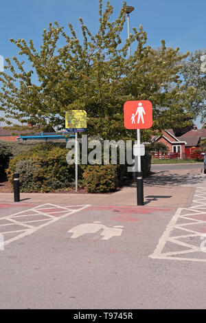 Einen Sainsburys Elternteil und Kind Parkplatz Stockfoto