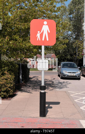 Einen Sainsburys Elternteil und Kind Parkplatz Stockfoto