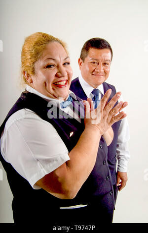 Uniformierte Hispanic Zugbegleiter pose mit einem Lächeln auf der Los Angeles rail Yards. Stockfoto