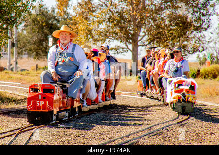 Sonnigen Tag Passagiere nehmen eine Fahrt auf zwei Modelleisenbahnen in Costa Mesa, CA. Stockfoto