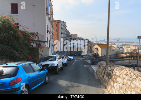 Straße in der Stadt Gibraltar geparkte Autos auf den Seiten Stockfoto