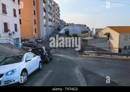 Straße in der Stadt Gibraltar geparkte Autos auf den Seiten Stockfoto