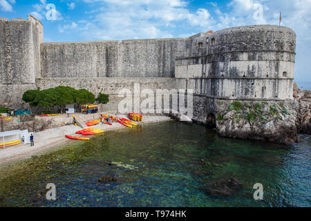 DUBROVNIK, KROATIEN - April 2018: Kajaks für Kolorina Strand in einer schönen Frühlingstag in Dubrovnik. Stockfoto