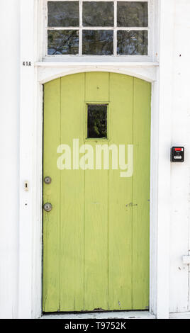 Alte grüne Tür auf der Main Street Sag Harbor Stockfoto
