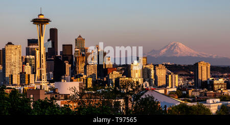 Seattle Skyline mit Space Needle und Ausblick auf den Mt. Rainier, Washington Stockfoto