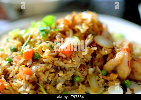 Gebratener Reis, Nasi Goreng, Indonesische traditionelle Speisen zum Frühstück, Mittag- oder Abendessen Stockfoto