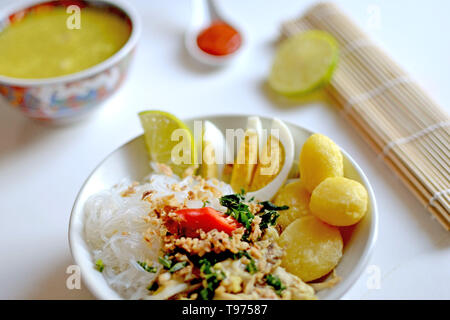 Soto Ayam, Hühnersuppe, traditionelle Speisen aus Indonesien Stockfoto