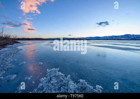 Winter Lake -  Light clouds reflecting on blue icy cold winter lake at sunset. Chatfield State Park, Denver-Littleton, Colorado.USA. Stockfoto