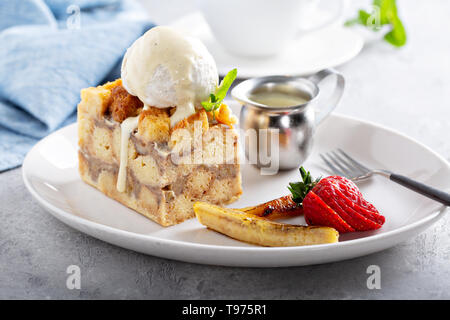 Warme apple Brotpudding mit Eis Stockfoto