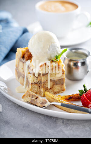 Warme apple Brotpudding mit Eis Stockfoto