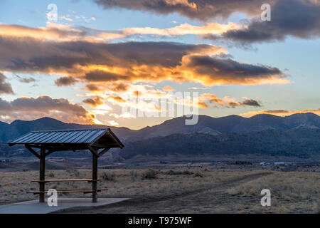 Sunset Park - ein Winter Sonnenuntergang Blick auf eine Stadt, Park am Fuße der Front Range der Rocky Mountains. Bear Creek Park, Denver-Lakewood, Colorado, USA. Stockfoto