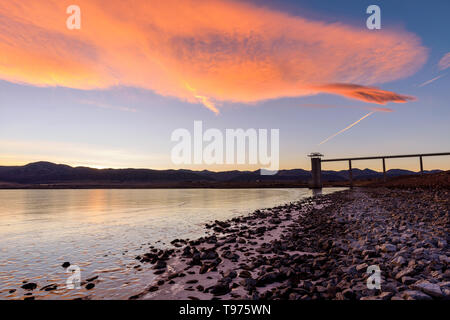 Sonnenuntergang Behälter - Bunte winter Sonnenuntergang Wolken über zugefrorene Chatfield Behälter am Fuße der Front Range der Rocky Mountains rollen. CO, USA. Stockfoto