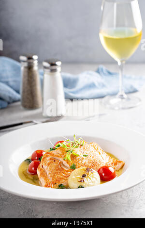 Lachs mit Gemüse Stockfoto