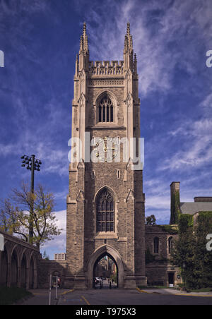 Toronto, Kanada - 20 10 Herbst 2018: Blick auf die Gedenkstätte Soldaten Turm, ist eine Glocke und Turm an der Universität von Toronto, gedenken. Stockfoto