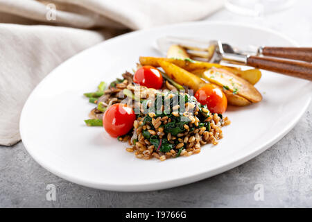 Gesund vegan Gericht mit Kartoffeln Stockfoto
