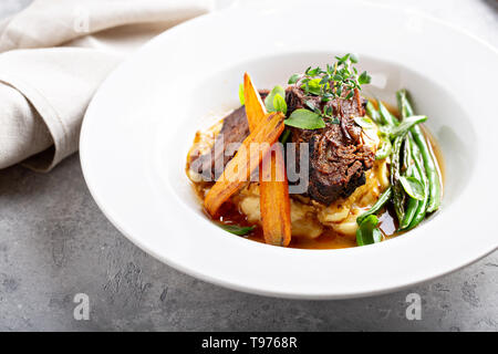 Bier geschmorte Unterbrust auf Kartoffelpüree Stockfoto